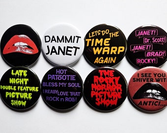 Puede incluir: Conjunto de nueve botones redondos negros y blancos con varias citas de la película The Rocky Horror Picture Show. Las citas incluyen "Dammit Janet", "Let's do the Time Warp Again", "Hot Patootie, Bless My Soul", "I See You Shiver With Antici...", "Late Night Double Feature Picture Show", "Janet! (Dr. Scott! Janet! Brad! Rocky!)", y "The Rocky Horror Picture Show".