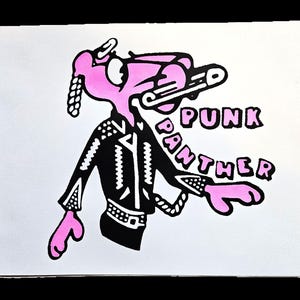 Puede incluir: Ilustración de una pantera rosa de dibujos animados con detalles en negro, que lleva una chaqueta con tachuelas y un imperdible. Las palabras "PUNK PANTHER" están en letras rosas estilizadas. La imagen está sobre un fondo blanco.