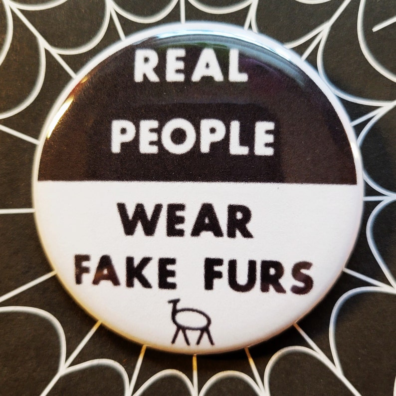 Botones pinback de reproducción vintage y abridores de botellas. Derechos animales Wear Fake Fur