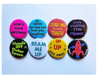 Botones, imanes y abrebotellas de reproducción vintage. Set espacial 02