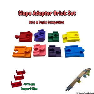 Könnte beinhalten: Ein Set farbenfroher Rampenadapter-Bausteine, kompatibel mit Brio- und Duplo-Eisenbahnen. Das Bild zeigt acht verschiedenfarbige Bausteine, darunter rot, blau, grün, gelb, orange, rosa, lila und blau. Ebenfalls enthalten sind drei rote Schienenstützclips und eine Holzstrecke.