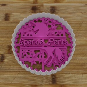 以下が含まれることがあります： 星と「Sparkle & Pants」の文字が書かれた、ユニコーンの形をしたピンクのプラスチック製のクッキーカッターです。