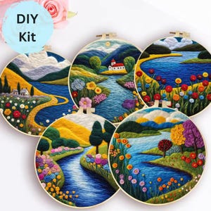 Könnte beinhalten: Fünf Stickrahmen mit farbenfrohen Landschaften, jede mit einem gewundenen Fluss, üppigen grünen Hügeln und leuchtenden Blumen. Die Rahmen sind aus Holz und haben eine natürliche Oberfläche.
