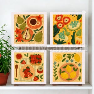 Peut inclure: Quatre œuvres d'art encadrées avec des motifs de fruits et d'aliments. L'art comprend des poires, des fraises, des citrons et une tasse de café. L'œuvre est exposée sur une étagère blanche avec une plante en pot en arrière-plan.