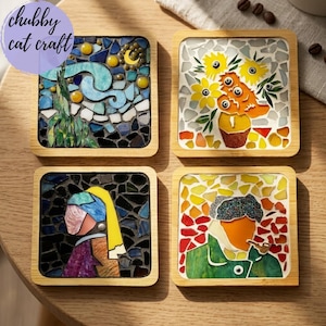 Könnte beinhalten: Ein Set aus vier quadratischen Untersetzern mit Bambusrahmen, die jeweils ein Mosaik-Design inspiriert von berühmten Gemälden zeigen, darunter eine Sternennacht, ein Sonnenblumenstrauß, ein Porträt und eine Figur mit einer Pfeife.