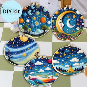 Könnte beinhalten: Fünf DIY-Sticksets mit kreisförmigen Designs mit Himmels- und Landschaftsmotiven. Jedes Set, das in einem Holzreifen gehalten wird, zeigt ein farbenfrohes, strukturiertes Design von Monden, Sternen, Bäumen und einem Zelt. Der Text "DIY kit" ist oben links sichtbar.