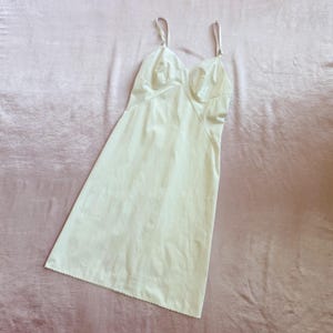 Ivory 1970s Vintage Vanity Fair Full Slip, size 32 / extra small
