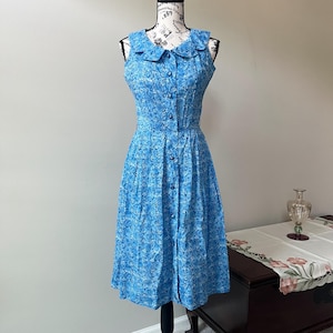 1950s cotton sundress with blue and white medallion print, size small / waist 26&quot;