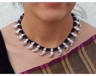 Handgefertigtes Designer-Halsketten-Set aus oxidiertem Silber mit Mango-Motiven, handgeflochten aus schwarzem Faden | Indischer Schmuck | Boho-Schmuck