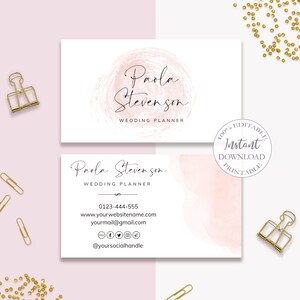 Puede incluir: Una tarjeta de visita de planificador de bodas rosa y blanca con el texto "Paola Stevenson Wedding Planner" e informaci&oacute;n de contacto. La tarjeta tiene un fondo de estilo acuarela.
