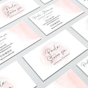 Puede incluir: Un conjunto de tarjetas de visita rosas y blancas con un dise&ntilde;o de acuarela y el texto "Paola Stevenson Wedding Planner" y la informaci&oacute;n de contacto.