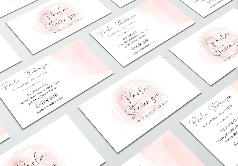 Puede incluir: Un conjunto de tarjetas de visita rosas y blancas con un dise&ntilde;o de acuarela y el texto "Paola Stevenson Wedding Planner" y la informaci&oacute;n de contacto.