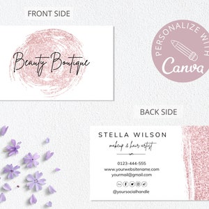 Op de afbeelding: Een roze en witte visitekaartje met de tekst "Beauty Boutique" in handschrift. De achterkant van de kaart heeft de tekst "Stella Wilson, make-up & haarstylist" en contactgegevens.