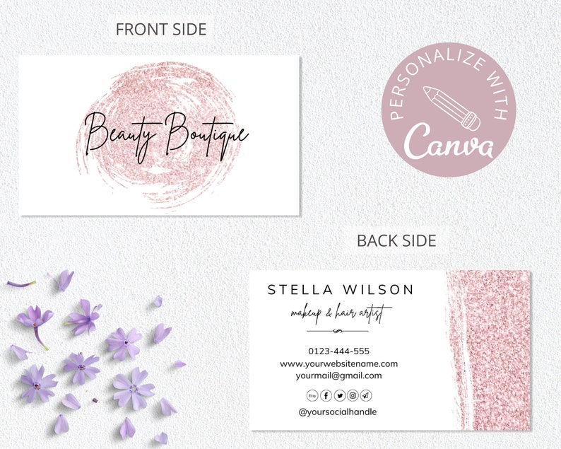 Op de afbeelding: Een roze en witte visitekaartje met de tekst "Beauty Boutique" in handschrift. De achterkant van de kaart heeft de tekst "Stella Wilson, make-up & haarstylist" en contactgegevens.