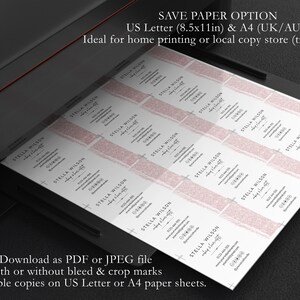 Op de afbeelding: Een printer drukt meerdere kopie&euml;n van een visitekaartontwerp met een roze glitterachtergrond. De tekst op de kaart luidt "Stella Wilson, Make Up Artist". De tekst "Save Paper Option, US Letter (8.5x11in) & A4 (UK/AUS), Ideal for home printing or local copy store (trim to size)" wordt boven de printer weergegeven.