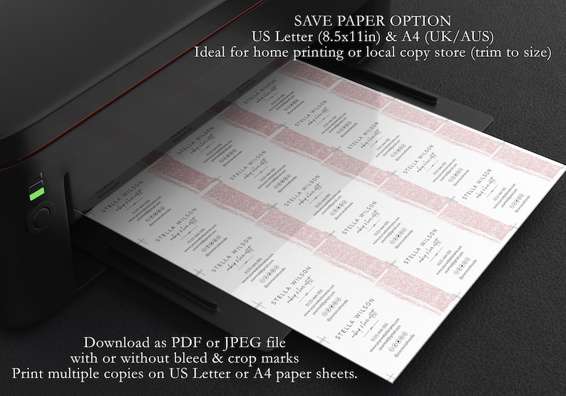 Op de afbeelding: Een printer drukt meerdere kopie&euml;n van een visitekaartontwerp met een roze glitterachtergrond. De tekst op de kaart luidt "Stella Wilson, Make Up Artist". De tekst "Save Paper Option, US Letter (8.5x11in) & A4 (UK/AUS), Ideal for home printing or local copy store (trim to size)" wordt boven de printer weergegeven.