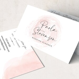 Puede incluir: Una tarjeta de visita blanca con un c&iacute;rculo de acuarela rosa en el centro. El texto "Paola Stevenson" est&aacute; escrito en cursiva dentro del c&iacute;rculo. Debajo del c&iacute;rculo, el texto "Wedding Planner" est&aacute; escrito en negro. La parte posterior de la tarjeta tiene un dise&ntilde;o de acuarela rosa y el texto "Paola Stevenson" en cursiva, "Wedding Planner", informaci&oacute;n de contacto e iconos de redes sociales.