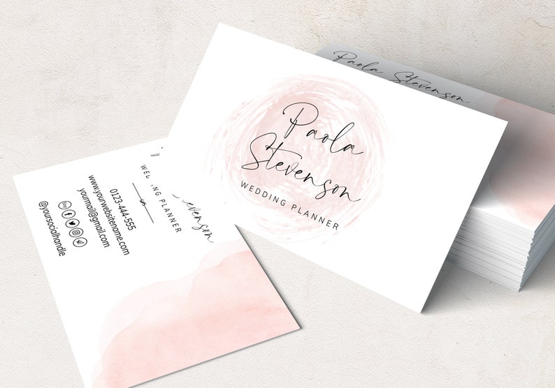 Puede incluir: Una tarjeta de visita blanca con un c&iacute;rculo de acuarela rosa en el centro. El texto "Paola Stevenson" est&aacute; escrito en cursiva dentro del c&iacute;rculo. Debajo del c&iacute;rculo, el texto "Wedding Planner" est&aacute; escrito en negro. La parte posterior de la tarjeta tiene un dise&ntilde;o de acuarela rosa y el texto "Paola Stevenson" en cursiva, "Wedding Planner", informaci&oacute;n de contacto e iconos de redes sociales.