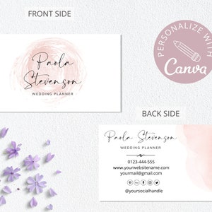 Puede incluir: Una tarjeta de visita rosa y blanca con un fondo de acuarela. El texto en el frente dice "Paola Stevenson Wedding Planner". La parte posterior de la tarjeta tiene el mismo fondo de acuarela e incluye informaci&oacute;n de contacto para Paola Stevenson, una planificadora de bodas.