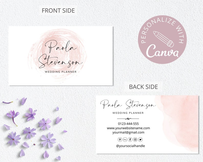Puede incluir: Una tarjeta de visita rosa y blanca con un fondo de acuarela. El texto en el frente dice "Paola Stevenson Wedding Planner". La parte posterior de la tarjeta tiene el mismo fondo de acuarela e incluye informaci&oacute;n de contacto para Paola Stevenson, una planificadora de bodas.