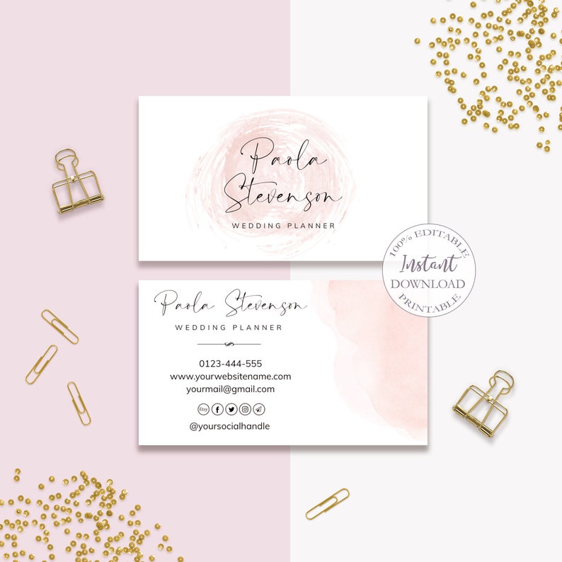 Puede incluir: Una tarjeta de visita de planificador de bodas rosa y blanca con el texto "Paola Stevenson Wedding Planner" e informaci&oacute;n de contacto. La tarjeta tiene un fondo de estilo acuarela.