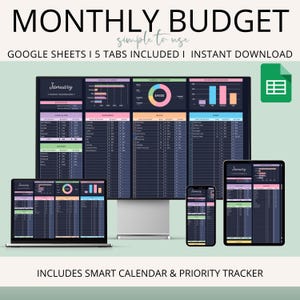 Könnte beinhalten: Eine digitale monatliche Budgetvorlage, die auf einem Laptop, einem Desktop-Monitor, einem Tablet und einem Smartphone angezeigt wird. Die Vorlage enthält Abschnitte für Cashflow, Einnahmen, Ausgaben und Rechnungen. Der Text auf dem Bildschirm lautet "MONATSBUDGET" und "GOOGLE SHEETS".