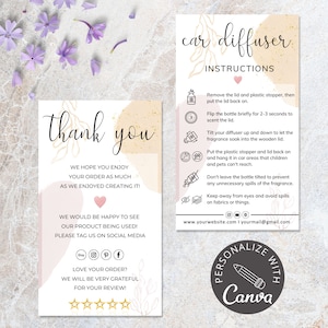 Può includere: Carta di ringraziamento con uno sfondo acquerellato rosa e oro. La carta include istruzioni per l'uso di un diffusore per auto, con icone e testo. La carta include anche un messaggio di ringraziamento, icone dei social media e una valutazione a cinque stelle.