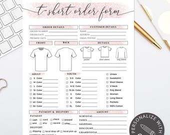 Puede incluir: Formulario de pedido de camiseta imprimible con un fondo de acuarela rosa. El formulario incluye secciones para los detalles del pedido, los datos del cliente, el estilo de camiseta, la talla, el color, el pago, la entrega y un importe total. El formulario también incluye una sección para la personalización con el texto "Personalizar con Canva".