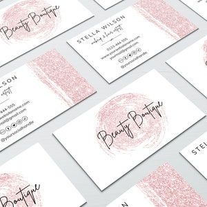 Op de afbeelding: Een set visitekaartjes met een roze glitterachtergrond en de tekst "Beauty Boutique" en "Stella Wilson, make-up & haarstylist" met contactgegevens.