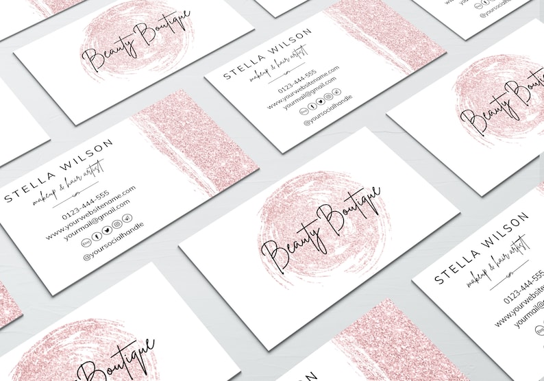 Op de afbeelding: Een set visitekaartjes met een roze glitterachtergrond en de tekst "Beauty Boutique" en "Stella Wilson, make-up & haarstylist" met contactgegevens.