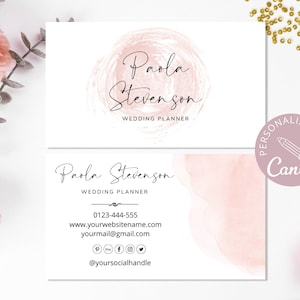 Puede incluir: Una tarjeta de visita rosa y blanca con un fondo de acuarela. El texto de la tarjeta dice "Paola Stevenson, Wedding Planner". La tarjeta tambi&eacute;n incluye un n&uacute;mero de tel&eacute;fono, una direcci&oacute;n de sitio web y una direcci&oacute;n de correo electr&oacute;nico.