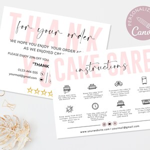 Puede incluir: Una tarjeta de agradecimiento rosa y blanca con instrucciones para el cuidado de la torta. La tarjeta tiene un diseño rosa y blanco con las palabras "Gracias por su pedido" e "Instrucciones para la torta" en letras grandes y negritas. La tarjeta también incluye una lista de instrucciones sobre cómo cuidar una torta, como mantenerla nivelada, transportarla en un vehículo con aire acondicionado y guardarla en el refrigerador.