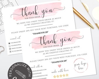 Puede incluir: Tarjeta de agradecimiento rosa con fondo de acuarela. La tarjeta incluye el texto "Gracias por su pedido" y "¡Esperamos que disfrute de su pedido tanto como nosotros disfrutamos creándolo!" La tarjeta también incluye un código de descuento "THANKYOU20" e instrucciones para conectar con el negocio.