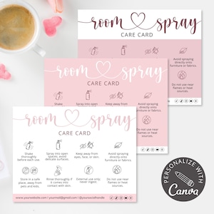 Può includere: Tre biglietti rosa e bianchi per la cura dello spray per ambienti con istruzioni e le parole "room spray" in corsivo. I biglietti includono icone e testo che descrivono l'uso e le precauzioni di sicurezza. Una tazza di caffè e decorazioni a forma di cuore rosa sono sullo sfondo.