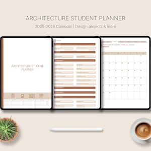 Puede incluir: Un planificador de estudiantes de arquitectura que se muestra en tres tabletas. El planificador incluye una portada, un índice y un calendario para el curso académico 2025-2026. La portada dice "ARCHITECTURE STUDENT PLANNER". También se ven una pequeña suculenta, un lápiz óptico y una taza de café.