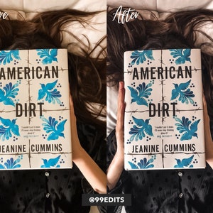 Może przedstawiać: Kobieta trzyma książkę zatytułowaną "American Dirt" autorstwa Jeanine Cummins. Okładka książki przedstawia białe tło z niebieskimi i białymi ptakami oraz wzorem z drutu kolczastego.