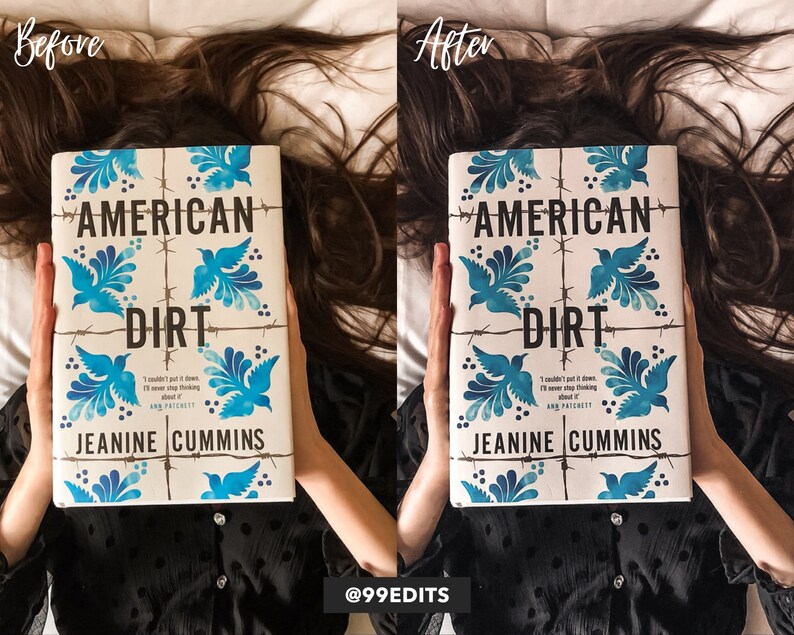Może przedstawiać: Kobieta trzyma książkę zatytułowaną "American Dirt" autorstwa Jeanine Cummins. Okładka książki przedstawia białe tło z niebieskimi i białymi ptakami oraz wzorem z drutu kolczastego.