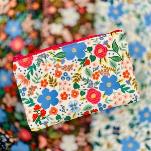 Monedero con cremallera y estampado de rosas silvestres en blanco, burdeos, negro o azul (15 x 8,9 cm)
