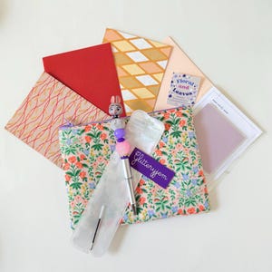 Lottie Rifle Paper Co dans une pochette en tissu de coton multicolore blush, stylo perlé lapin, cartes vierges, jeu de pense-bêtes