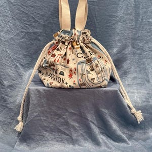 Guida della città Bon Voyage di Rifle Paper in tessuto di tela naturale non sbiancato Borsa con coulisse e manico