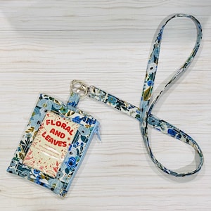 Cordón con estampado "Fiesta en el jardín" de Rifle Paper en azul + cartera con cremallera para identificación (1,27 cm)