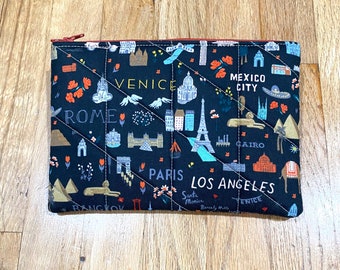 Rifle Paper World Traveler en bolsa grande acolchada con estampado de algodón negro con cremallera de 9 pulgadas x 6 pulgadas