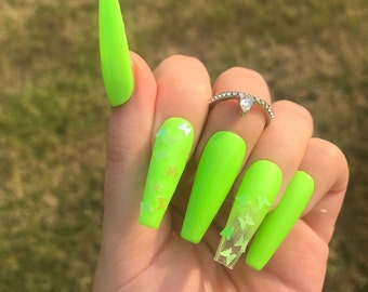 Featured image of post Acrylic Nails Green And White / Acrylic nails have been around for decades, but they've had a resurgence in recent years thanks to a combination of celebs, instagram, and our collective nail art obsession.