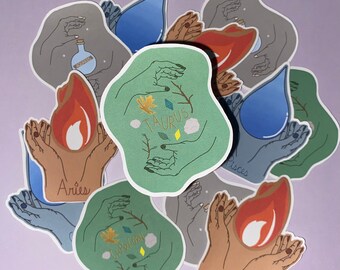 Puede incluir: Un conjunto de diez pegatinas coloridas con ilustraciones dibujadas a mano de los signos del zodíaco. Cada pegatina presenta un signo del zodíaco diferente, incluidos Aries, Tauro, Géminis, Cáncer, Leo, Virgo, Libra, Escorpio, Sagitario, Capricornio, Acuario y Piscis. Las pegatinas son perfectas para agregar un toque de personalidad a las computadoras portátiles, las botellas de agua, los diarios y más.