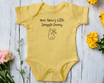 Uw naam kleine Snuggle Bunny kleur baby bodysuit, aangepaste tekst lente baby shower pasgeboren cadeau, konijn Pasen zwangerschap onthullen aanwezig