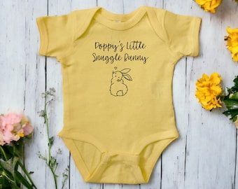 Poppy's Little Snuggle Bunny Color Baby Romper, Spring Baby Shower Newborn Gift, Rabbit Easter Zwangerschap Reveal Present