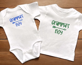 Gramma 's Boy Weiß Säugling Bodysuit oder Kleinkind Shirt, Boy Gender Reveal Ankündigung, Enkel-Babypartygeschenk, kleiner Mann Geschenk