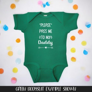 Puede incluir: Mono de bebé verde con texto blanco que dice "Por favor, pásame a mi papá" con un pequeño corazón y un diseño de flecha.