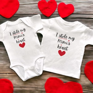 「I Stole My Mimi&#39;s Heart」の白い幼児用ボディスーツまたは幼児用 T シャツ、サプライズ ベビー アナウンスメント、バレンタインデーまたは母の日のギフト