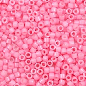 Könnte beinhalten: Eine große Menge kleiner, undurchsichtiger rosa Plastikperlen. Die Perlen sind zylindrisch mit einem Loch in der Mitte.